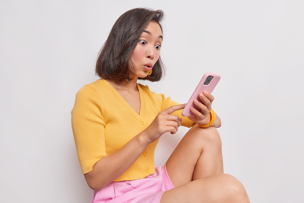 Draguer une fille par SMS : techniques et exemples pour séduire par message