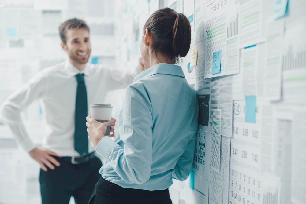 homme drague une femme au travail