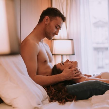 Homme amoureux au lit : comment fait-il l&rsquo;amour ?