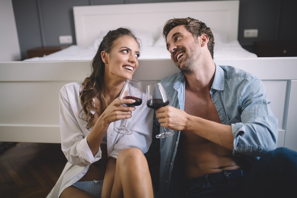 Coucher le premier soir : pourquoi je déconseille (presque toujours) cette décision