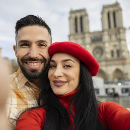 Trouver l&rsquo;Amour à Paris : Le Vrai Visage des Sites de Rencontre dans la Capitale