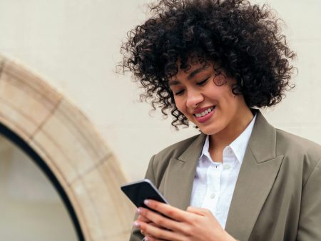 Phrases d&rsquo;accroche amusantes pour Tinder : conseils et exemples