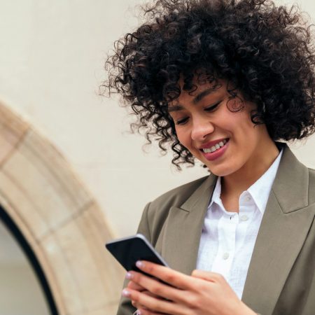 Phrases d&rsquo;accroche amusantes pour Tinder : conseils et exemples